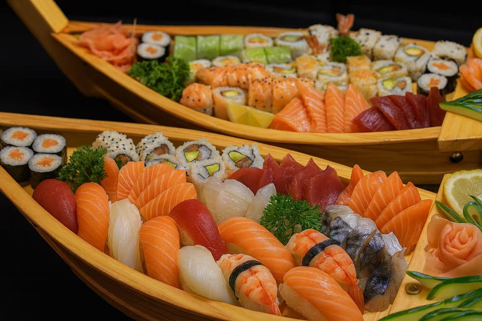 Bateau de sushis variés